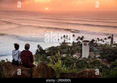 HAWAÏ, Oahu, North Shore, Eddie Aikau, 2016, Spectateurs regardant les surfeurs à la fin de la compétition Eddie Aikau 2016 de surf à grandes vagues Banque D'Images
