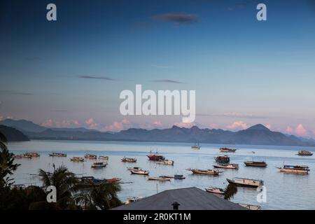 INDONÉSIE, Flores, bateaux ancrés au large de la côte de Labuan Bajo au lever du soleil Banque D'Images