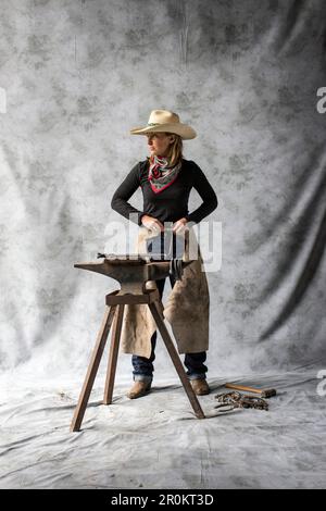 USA, Oregon, Enterprise, portrait de Cowgirl Adele Nash au Snyder Ranch situé entre Enterprise et Joseph dans le nord-est de l'Oregon Banque D'Images