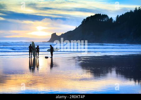 USA, Oregon, Oswald West State Park, les surfeurs se promèneront le long de la plage et dans l'eau au parc national Oswald, juste au sud de Cannon Beach Banque D'Images