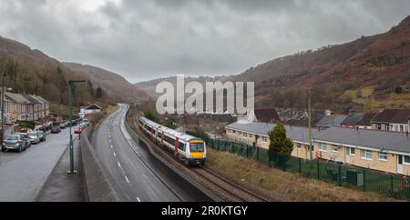 Transport pour le train turbostar de classe 170 du pays de Galles passant par les rangées de maisons en terrasse alors qu'il passe devant le MCG, Blaenau Gwent, pays de Galles, sur la ligne de chemin de fer Ebbw Vale Banque D'Images