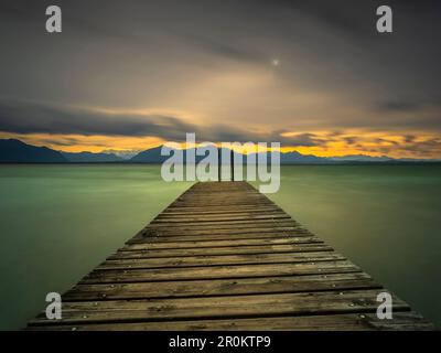 Tempête d'automne sur le lac Chiemsee avec vue sur la jetée vers les Alpes de Chiemgau et Kaisergebirge, Chieming, haute-Bavière, Allemagne Banque D'Images