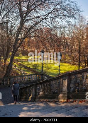 Une jeune femme marche sur les marches de Friedensengel en direction du parc, Munich, haute-Bavière, Allemagne Banque D'Images