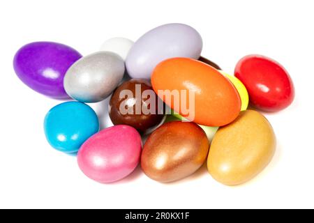 Bonbons aux amandes. Dragée de noix et de raisins secs. Bonbons à la dragée enrobés de chocolat isolés sur fond blanc Banque D'Images