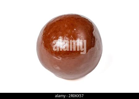 Bonbons aux noisettes. Dragée de noisettes enrobées de chocolat isolée sur fond blanc. gros plan Banque D'Images