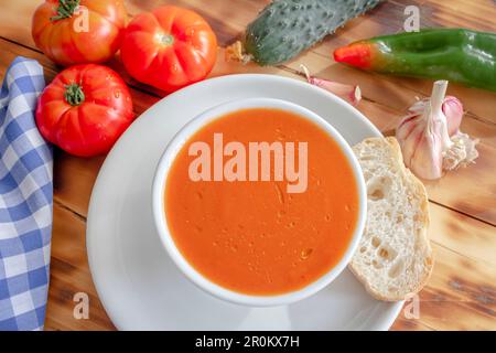 gazpacho, fait avec du pain rassis, de la tomate, de l'ail, de l'huile d'olive, du sel, du poivron vert et du concombre, servi très froid. Concept de la gastronomie espagnole Banque D'Images