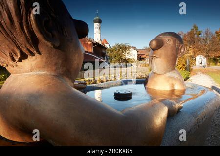 Sculpture deux messieurs dans la baignoire en l'honneur de Loriot alias Vicco von Bülow, place du village, Muensing, bavière, Allemagne Banque D'Images