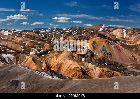 Volcan Brennisteinsalda avec la neige restante dans la région de Landmannalaugar en Islande, en Europe Banque D'Images
