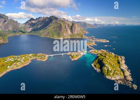 Photographie aérienne des îles Moskenesoya, Reine et Olstiden à Lofoten, Norvège, Europe Banque D'Images