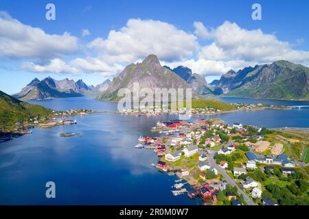 Le village de pêcheurs de Reine sur l'île de Moskenesoya à Lofoten, Norvège, Europe Banque D'Images