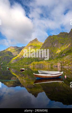 Petit bateau sur le lac Agvatnet dans le parc national Lofotodden sur l'île de Moskenesoya, Lofoten, Norvège, Europe Banque D'Images