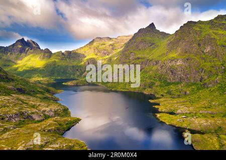 Lac Agvatnet dans le parc national de Lofotodden sur l'île de Moskenesoya, Lofoten, Norvège, Europe Banque D'Images