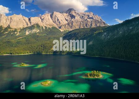 Vue aérienne du lac Eibsee en été, région de Zugspitze, Garmisch-Partenkirchen, Bavière, Allemagne Banque D'Images