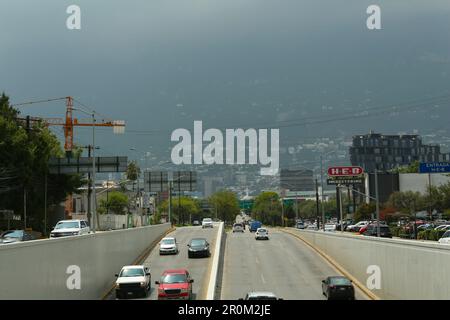 SAN PEDRO GARZA GARCIA, MEXIQUE - 29 AOÛT 2022 : voitures dans l'embouteillage sur la rue de la ville, vue aérienne Banque D'Images