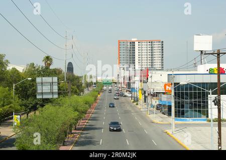 SAN PEDRO GARZA GARCIA, MEXIQUE - 29 AOÛT 2022 : voitures dans l'embouteillage sur la rue de la ville, vue aérienne Banque D'Images