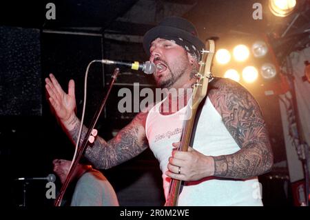 Milan Italie 1997-03-17 : bassiste Evan Seinfeld de Biohazard lors d'un concert au Rainbow club Banque D'Images