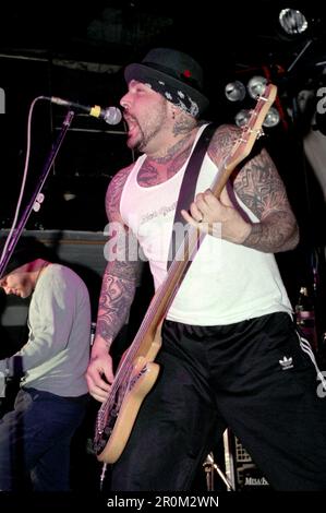 Milan Italie 1997-03-17 : bassiste Evan Seinfeld de Biohazard lors d'un concert au Rainbow club Banque D'Images