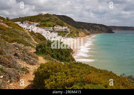 Vue sur la côte escarpée et la plage de Salema, Parque Natural do Sudoeste Alentejano e Costa Vicentina, Océan Atlantique, quartier Faro, région de l'Algarve Banque D'Images