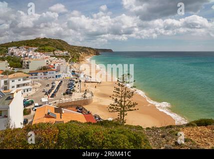 Vue sur la côte escarpée et la plage de Salema, Parque Natural do Sudoeste Alentejano e Costa Vicentina, Océan Atlantique, quartier Faro, région de l'Algarve Banque D'Images