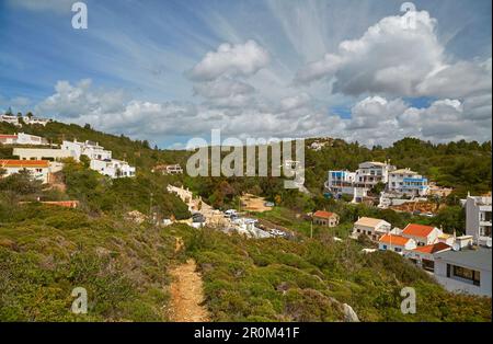 Vue sur la côte escarpée et la plage de Salema, Parque Natural do Sudoeste Alentejano e Costa Vicentina, Océan Atlantique, quartier Faro, région de l'Algarve Banque D'Images