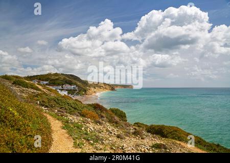 Vue sur la côte escarpée et la plage de Salema, Parque Natural do Sudoeste Alentejano e Costa Vicentina, Océan Atlantique, quartier Faro, région de l'Algarve Banque D'Images