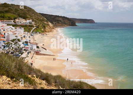 Vue sur la côte escarpée et la plage de Salema, Parque Natural do Sudoeste Alentejano e Costa Vicentina, Océan Atlantique, quartier Faro, région de l'Algarve Banque D'Images