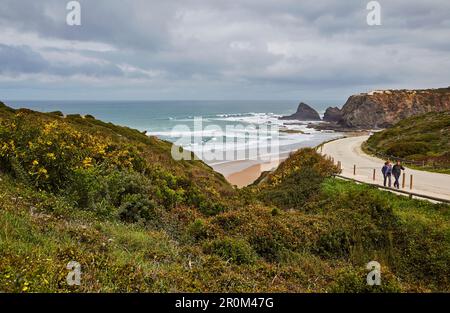 Côte escarpée et plage d'Odeceixe, Praia de Odeceixe, 7 Maravilhas - Praia, 7 Wonders - Plage, Parque Natural do Sudoeste Alentejano e Costa Vicentina Banque D'Images