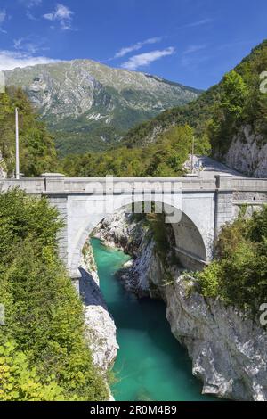Pont à travers la gorge Velika korita avec la rivière Soca dans la vallée de la Soca, Kobarid, Alpes juliennes, Goriska, Primorska, Slovénie, Europe centrale, Euro Banque D'Images