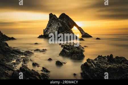 Bow Fiddle Rock, exposition longue, lever du soleil, Porknokie, Moray, côte est, Écosse, Grande-Bretagne, Royaume-Uni Banque D'Images