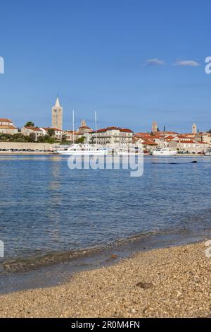 Port et vieille ville de Rab, île de Rab, baie de kvarner, mer Méditerranée, Kotar Primorje-Gorski, Croatie du Nord, Croatie, Europe du Sud, Europe Banque D'Images