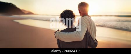 Un couple aîné heureux apprécie leurs années d'or, regardant ensemble un coucher de soleil à couper le souffle sur la plage. Incarnant l'essence de la retraite et de la relaxation, TH Banque D'Images