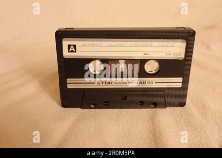 Manchester, Angleterre 3rd mai avril 2023 Un paquet de 6 cassettes de fabrication TDK. Le format cassette est en train de profiter d'une renaissance avec un jeune amateur de musique. La mémoire d'avoir à rembobiner une bande pour éliminer le relâchement est un familier à quiconque les a utilisés. ©Ged Noonan/Alamy Banque D'Images
