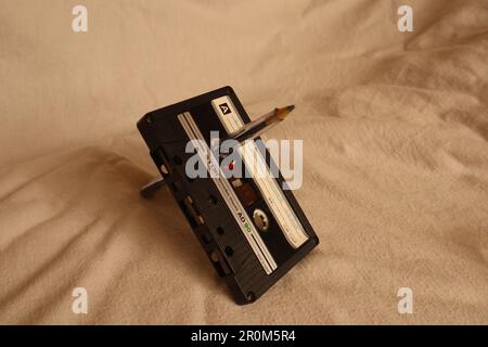 Manchester, Angleterre 3rd mai avril 2023 Un paquet de 6 cassettes de fabrication TDK. Le format cassette est en train de profiter d'une renaissance avec un jeune amateur de musique. La mémoire d'avoir à rembobiner une bande pour éliminer le relâchement est un familier à quiconque les a utilisés. ©Ged Noonan/Alamy Banque D'Images