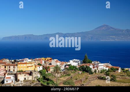Village d'Agulo avec un Ténériffa en arrière-plan, Teide classé au patrimoine mondial de l'UNESCO, la Gomera, îles Canaries, Canaries, Espagne Banque D'Images