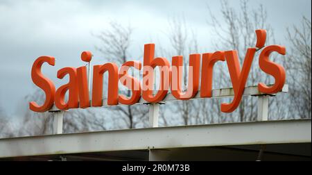 Photo du dossier datée du 18/3/2014 de la signalisation sur un supermarché Sainsbury's. Sainsbury's a réduit le prix de certaines de ses gammes de pain et de beurre en raison de la baisse des prix des produits de base. La deuxième plus grande chaîne de supermarchés du Royaume-Uni a abaissé le prix de son propre beurre salé et non salé 250g de 5 % à 1,89 £. Il réduit également le prix de ses pains blanc tendre de 800g, blanc complet moyen, complet épais et blanc de Toastie de 11% à 75p. Le épicier a déclaré qu'il était en mesure de baisser certains prix en raison du début de la chute des prix des produits de base pour le blé et le beurre. Date de publication : mardi 9 mai 2023. Banque D'Images