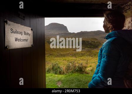 Une marchette femelle donne sur le Suileag Bothy, la réserve naturelle d'Inverpolly, Highlands, Écosse, Royaume-Uni Banque D'Images