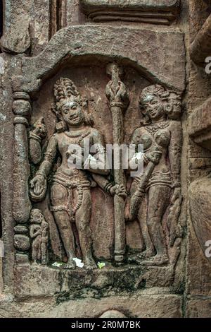 07 21 2007 Bas relief représentant le dieu hindou Vishnu et son consort sur le temple de Mukteshwar à Orissa, Inde.Asie. Banque D'Images