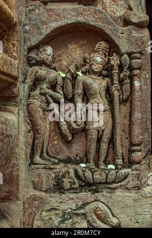 07 21 2007 Bas relief représentant le dieu hindou Vishnu et son consort sur le temple de Mukteshwar à Orissa, Inde.Asie. Banque D'Images