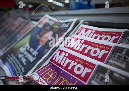 Londres, Royaume-Uni. 08th mai 2023. Le journal britannique « Daily Mirror » est vendu dans un kiosque à journaux. Le procès du Prince Harry contre l'éditeur Mirror Group Newspapers (MGN) doit commencer le 10.05.2023. Il s'agit d'appels téléphoniques sous presse et d'informations obtenues illégalement, grâce auxquelles le journal « Daily Mirror » aurait rempli des dizaines d'articles sur Harry. (À dpa 'après le couronnement en cour: Campagne de Harry contre la 'presse jaune') Credit: Sina Schuldt/dpa/Alay Live News Banque D'Images