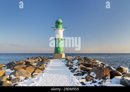 Phare sur la Westmole en hiver, Ostseebad Warnemünde, ville hanséatique de Rostock, Mecklembourg-Poméranie-Occidentale, Allemagne du Nord Banque D'Images