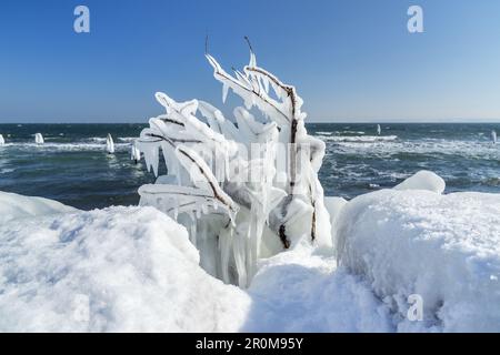 Côte glacée dans le village de pêcheurs de Vitt près du Cap Arkona, péninsule de Wittow, Rügen, Mecklembourg-Poméranie-Occidentale, Allemagne du Nord Banque D'Images