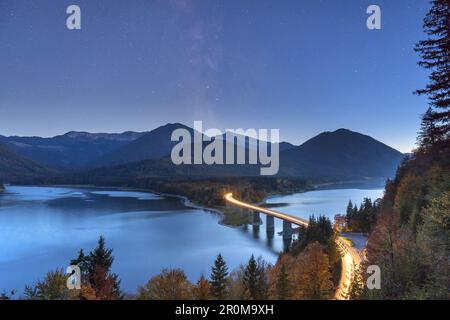 Pont au-dessus du réservoir de Sylvenstein la nuit, l'automne, Lenggries, Tölzer Land, haute-Bavière, Bavière, Allemagne Banque D'Images