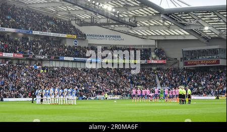 L'hymne national est joué pour marquer le couronnement du roi Charles III avant le match de Premier League entre Brighton & Hove Albion et Everton au stade de la communauté American Express, Brighton, Royaume-Uni - 8th mai 2023 photo Simon Dack / Telephoto Images. Usage éditorial uniquement. Pas de merchandising. Pour les images de football, les restrictions FA et Premier League s'appliquent inc. Aucune utilisation Internet/mobile sans licence FAPL - pour plus de détails, contactez football Dataco Banque D'Images