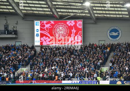 L'hymne national est joué pour marquer le couronnement du roi Charles III avant le match de Premier League entre Brighton & Hove Albion et Everton au stade de la communauté American Express, Brighton, Royaume-Uni - 8th mai 2023 photo Simon Dack / Telephoto Images. Usage éditorial uniquement. Pas de merchandising. Pour les images de football, les restrictions FA et Premier League s'appliquent inc. Aucune utilisation Internet/mobile sans licence FAPL - pour plus de détails, contactez football Dataco Banque D'Images