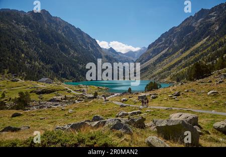 Sur le Lac de Gaube au Pont d'Espagne, Parc National des Pyrénées, Dept. Hautes-Pyrénées, France Banque D'Images