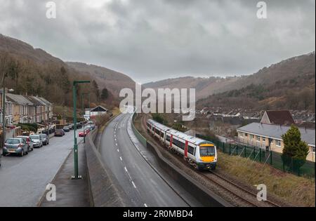 Transport pour le train turbostar de classe 170 du pays de Galles passant par les rangées de maisons en terrasse alors qu'il passe devant le MCG, Blaenau Gwent, pays de Galles, sur la ligne de chemin de fer Ebbw Vale Banque D'Images