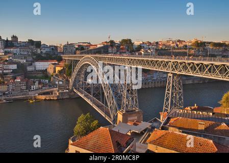 Le Ponte Dom Luis I de l'autre côté du Douro de Vila Nova de Gaia au Cais da Ribeira, Porto, Portugal Banque D'Images