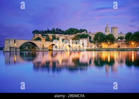 Pont d'Avignon, Pont Saint Benezet au crépuscule, Palais des Papes, Rhône, France Banque D'Images