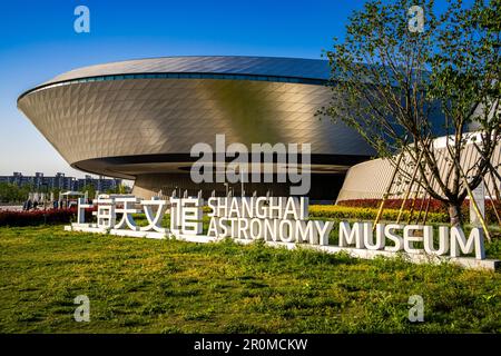 L'entrée principale du Musée d'astronomie de Shanghai à Lingang, nouveau quartier de Pudong, Shanghai, Chine. Banque D'Images