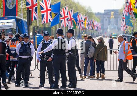 Londres, Angleterre, Royaume-Uni. Des policiers du Mall pendant les préparatifs du couronnement du Roi Charles, le 3rd mai 2023 Banque D'Images